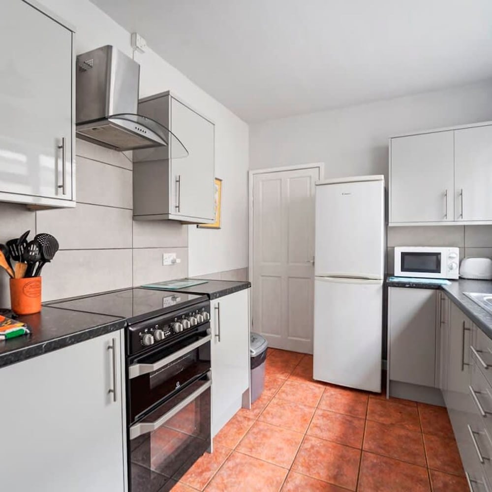 4 Bed Homely Retreat - Wolverhampton view 4
