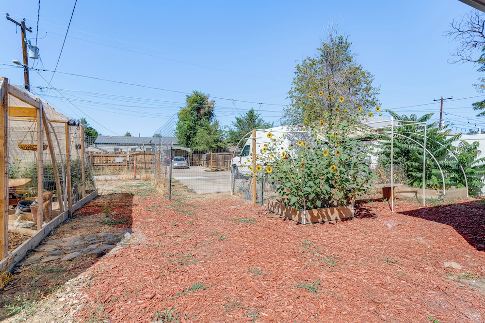 7 Mi to Denver: Inviting Aurora Home w/ Yard!