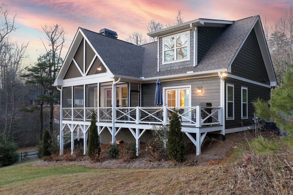 Scenic 4BR 2BA Lake Burton Home