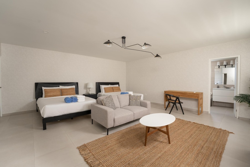 Beachfront Villa w Pool Sleeps 16 Dining Tub