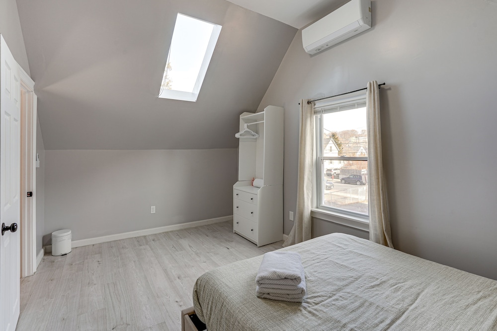 Coastal Lynn Escape w/ Fireplace: 3 Mi to Beaches, photo 17
