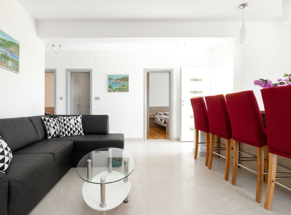 Modern Villa Near the Sea