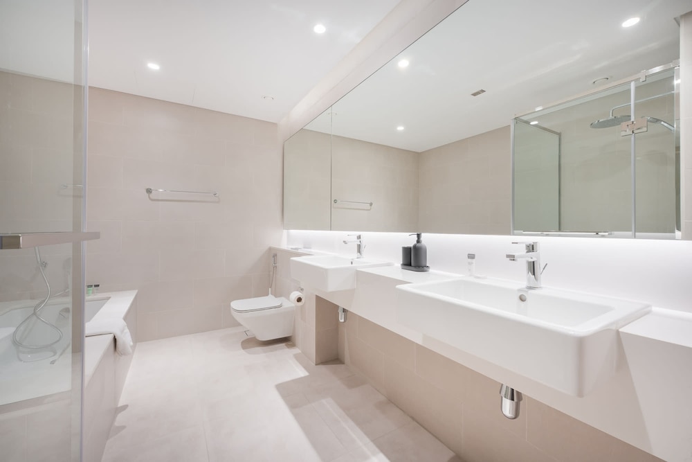 Elegant Relaxing 3-bedroom Apartment in Perfect Location at Canal Front 6