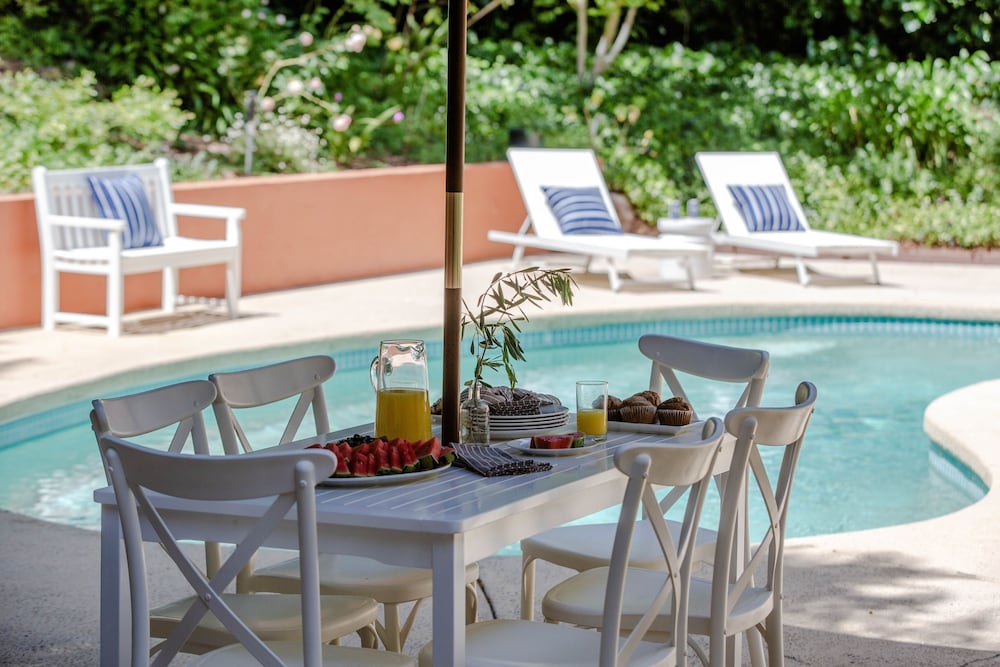 Le n by Avantstay Private Breathtaking Character Cottage w Pool Hot Tub