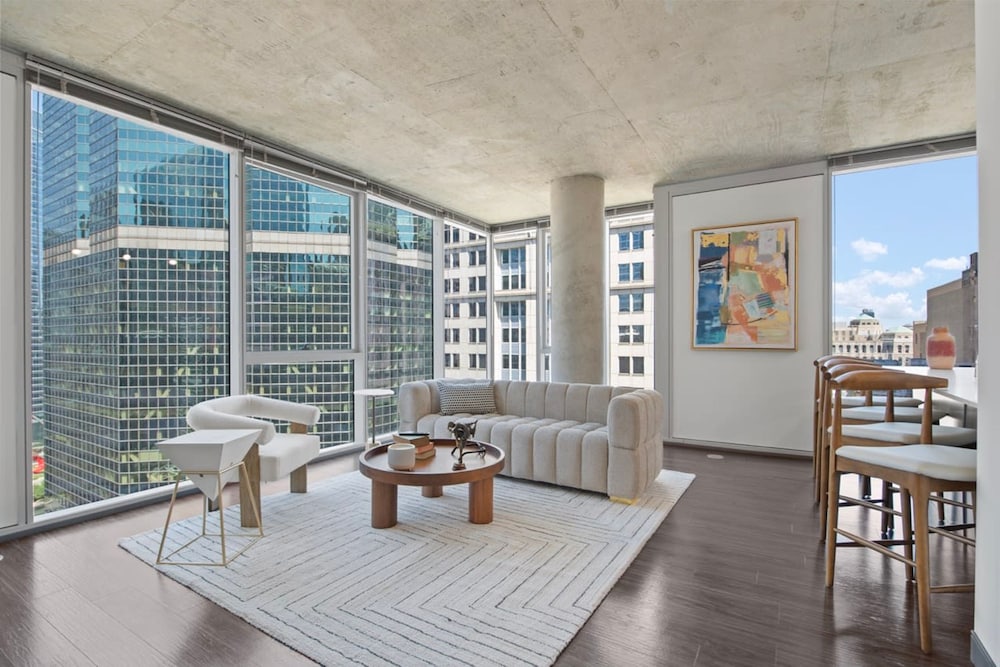 Loop City Views 2BR Apt Near Riverwalk