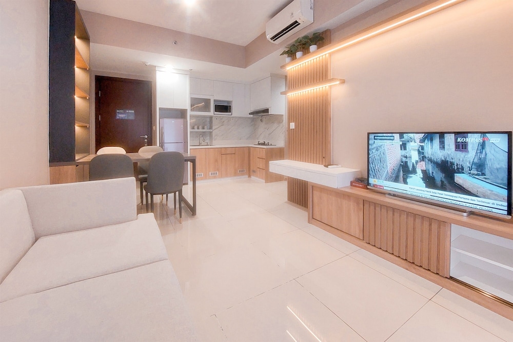Nice And Modern 2Br Apartment At M-Town Signature