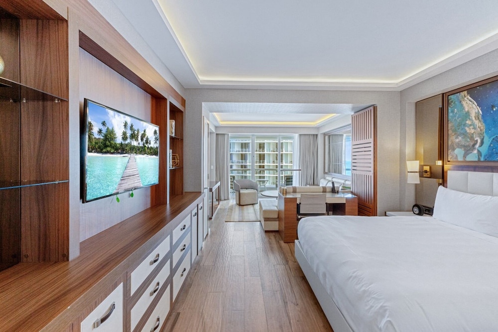 Stylish Oceanview Apartment, Prime Location!