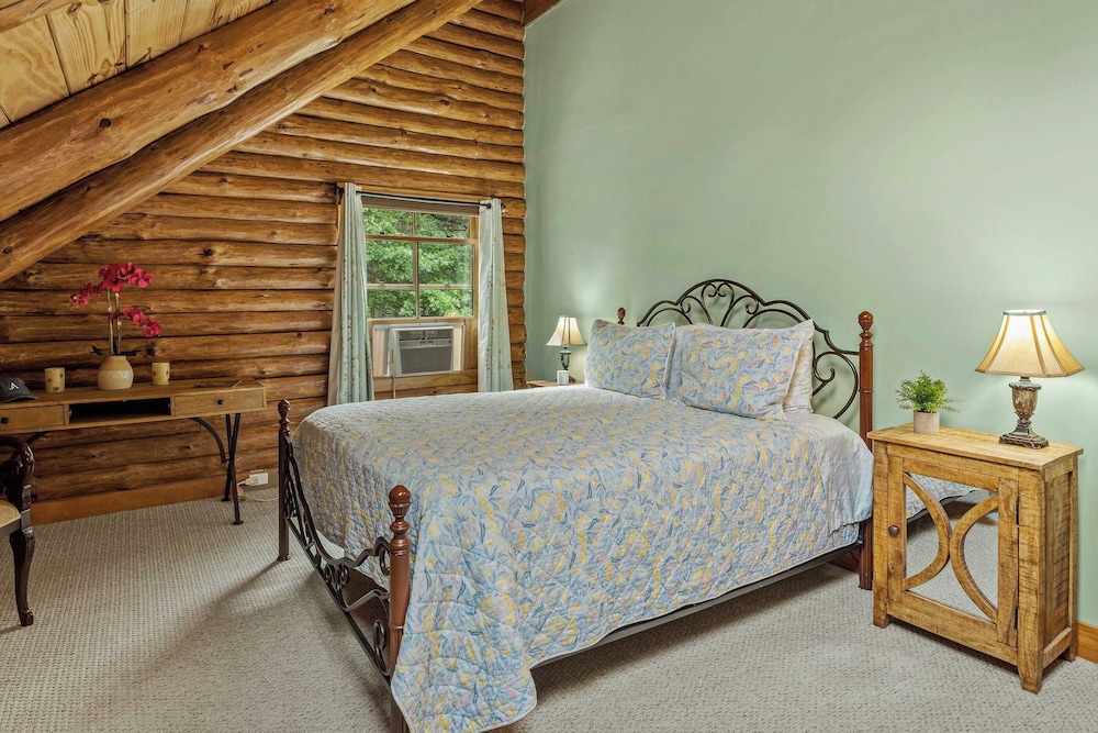 Bigwood Cabin Retreat Hot Tub, Game Room, Firepit Lounge & Private Yard