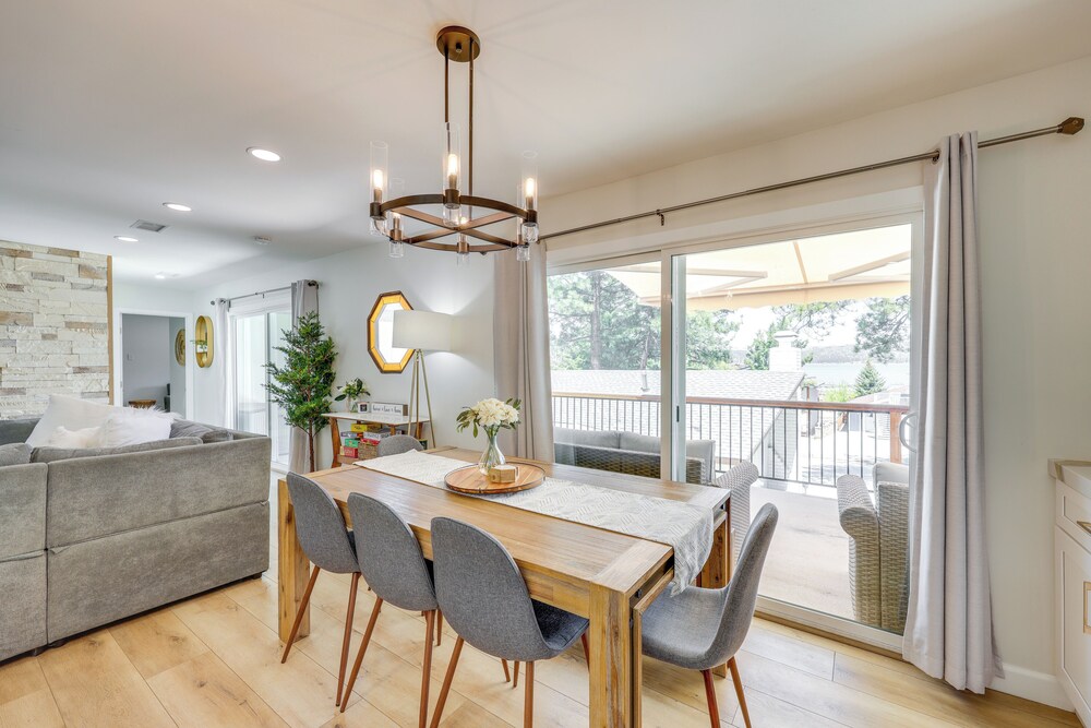 Walk to The Village Shops/eats: Big Bear Lake Home