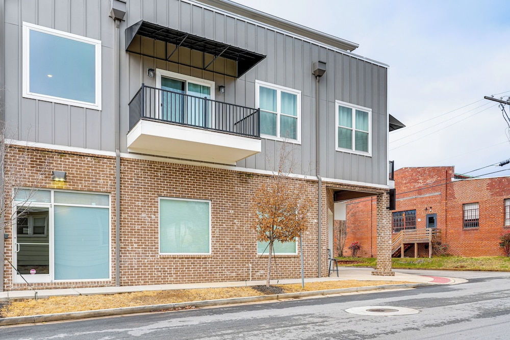 Balconies: Walkable Southside Chattanooga Condo!