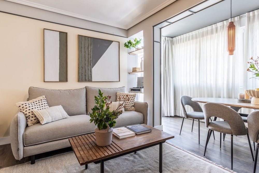 Casoria - 3 Bedrooms and Terrace in Trafalgar