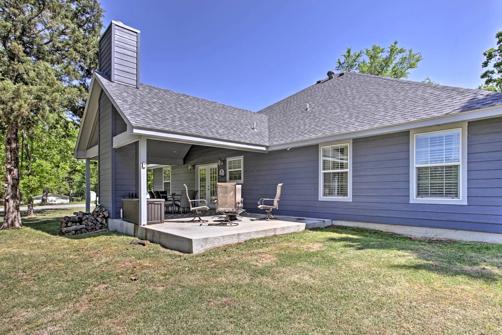 Walk to Lake Texoma! Modern Retreat w/ Game Room