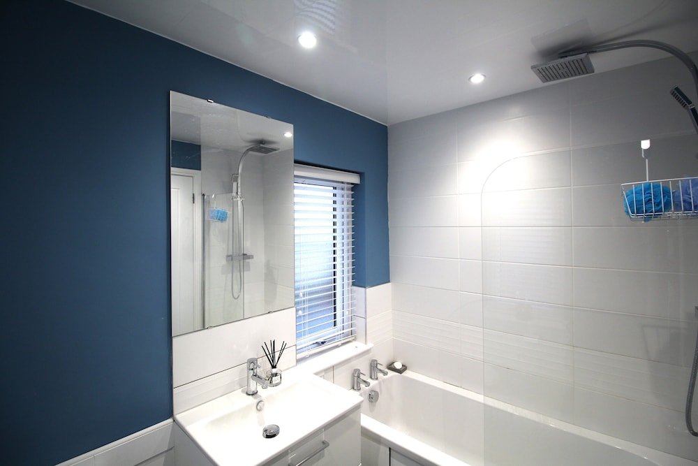 3 Bed House - Sleeps 6 - Fully Refurbished view 4