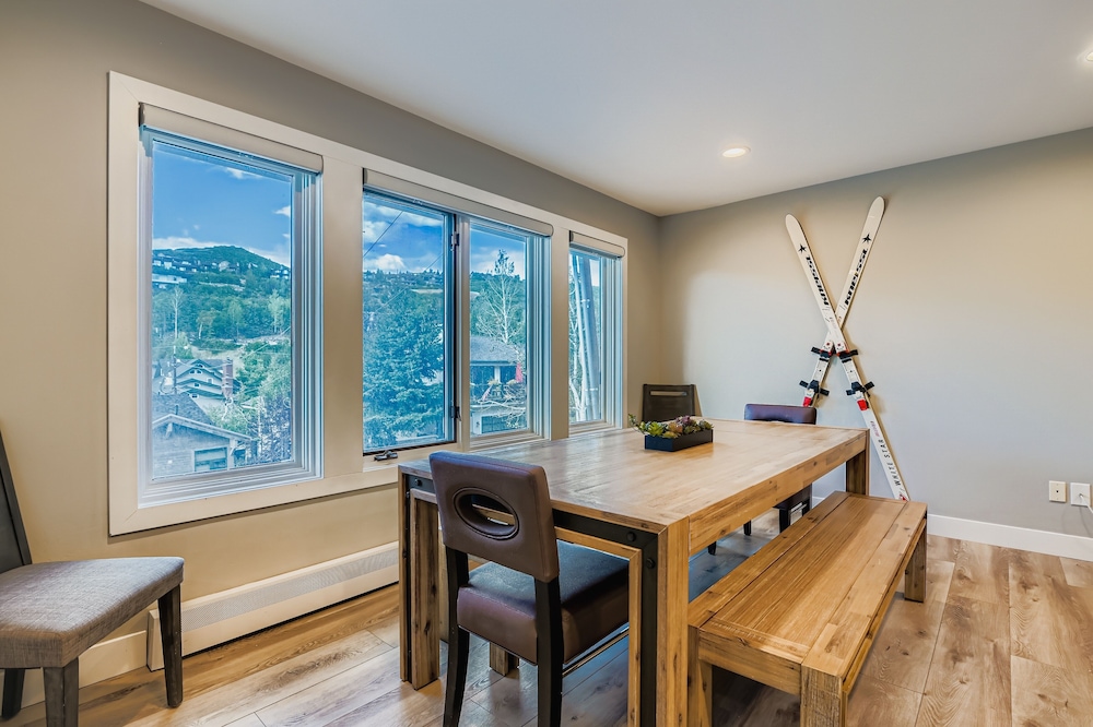 Mountain Luxury In Old Town Spa - Walk To Main 440 3 Bedroom Home
