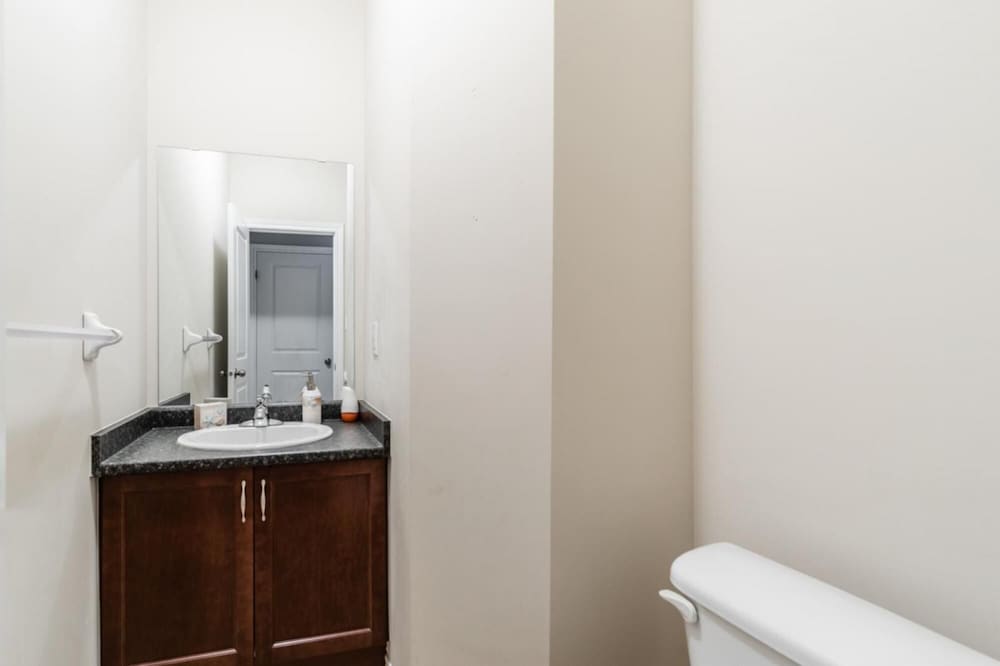 Luxury 3BR 2 5BA Townhome Private HOT TUB GYM BBQ Sauna - Image 5