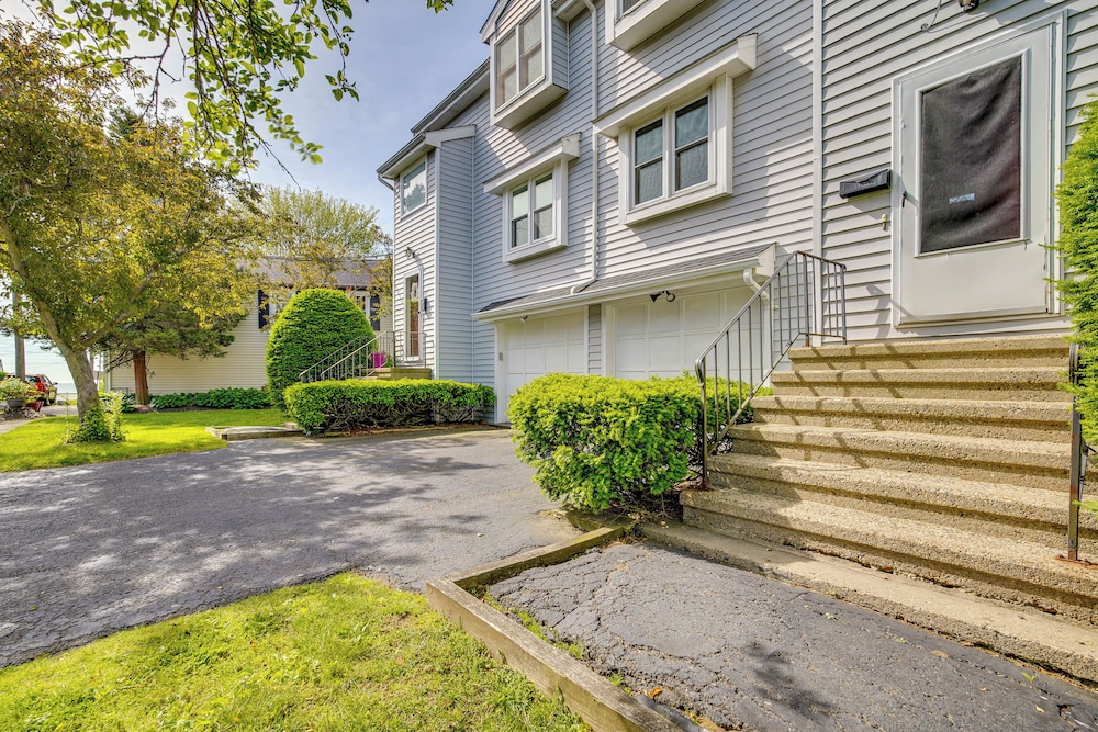 2 Blocks to Beach: Walkable Woodmont Village Home