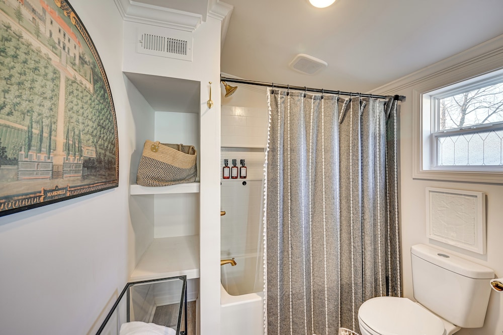 < 3 Mi to Dtwn: Modern Cottage in Greenville!