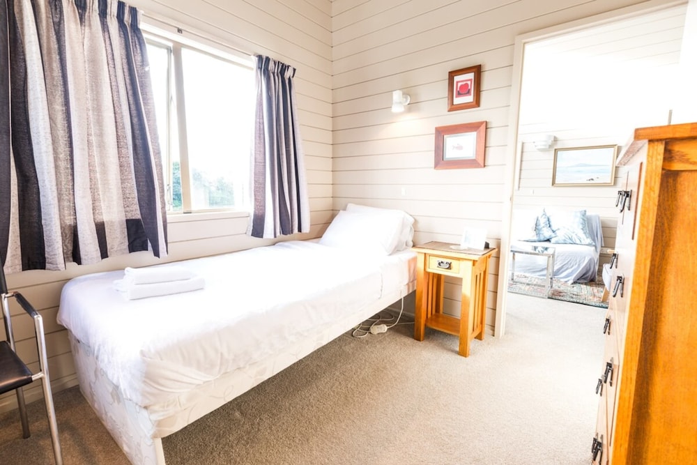 Harbour and Coastal 3 Bedroom Home With Path Views view 4