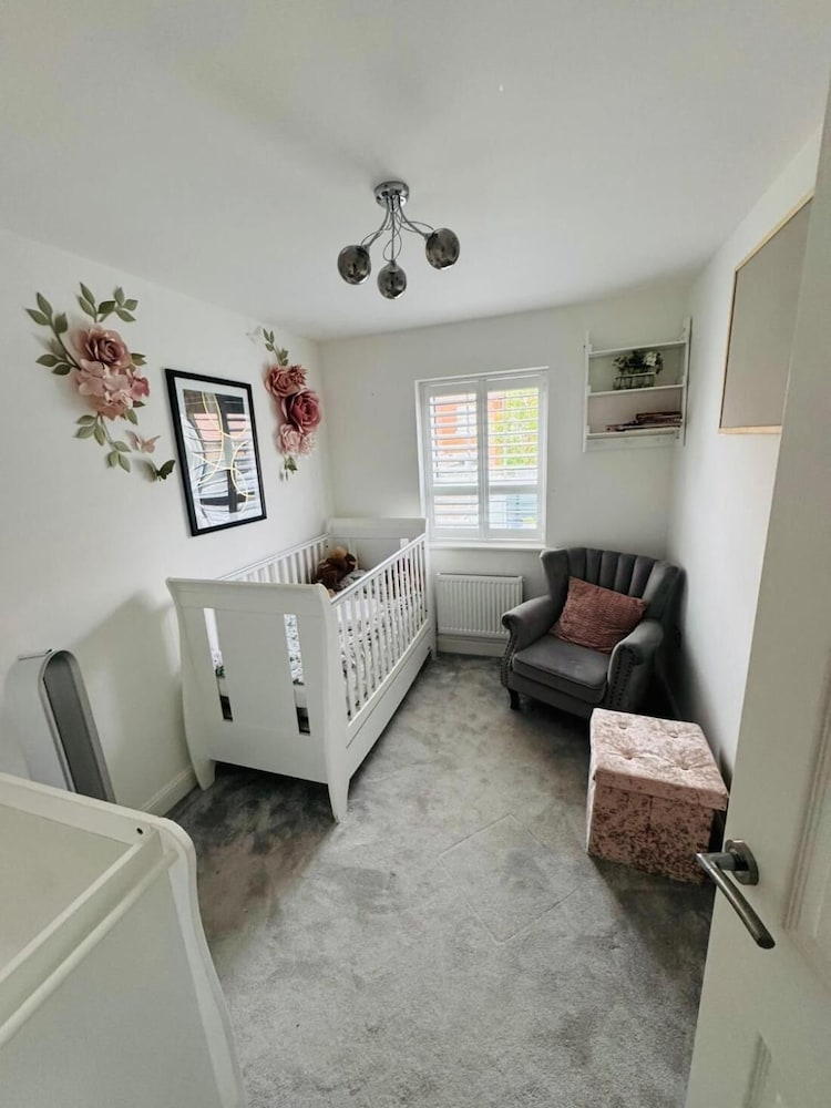 High END Spacious 4 Bed House - Free Parking