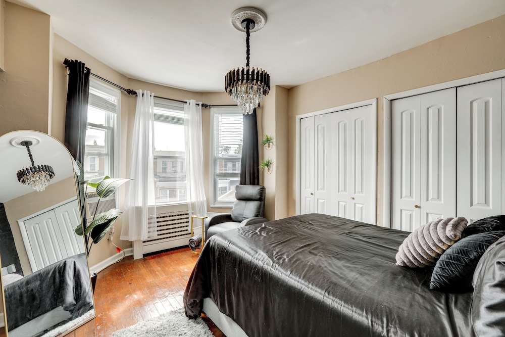 Private Backyard Jawn! Multi-level Philly Rowhouse