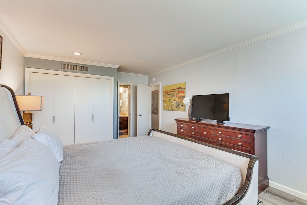 Mtn-view Condo w/ Pool Access in Palm Springs!