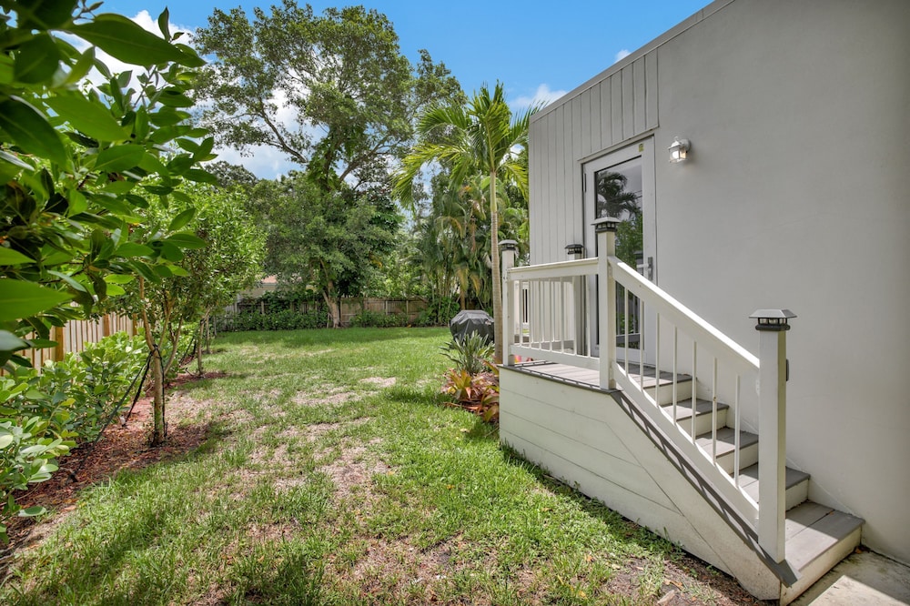 Sunshine Getaway Sleeps 4!