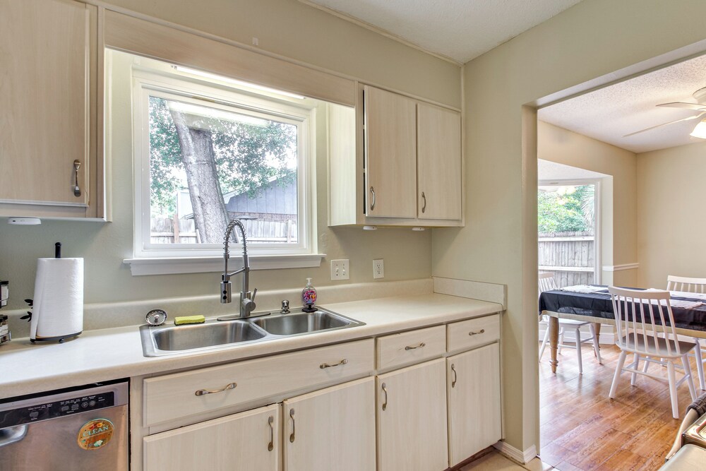 Shop, Dine & Visit Uwf: Pensacola Home w/ Yard!