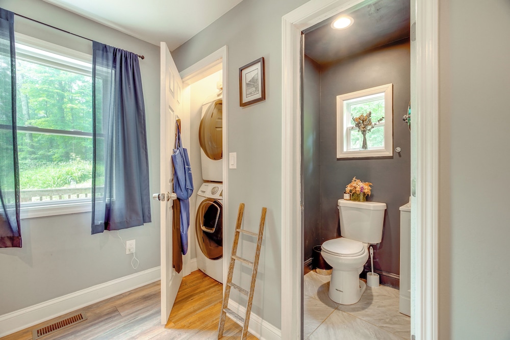 Walk to Putnam Lake: Updated Home w/ Deck