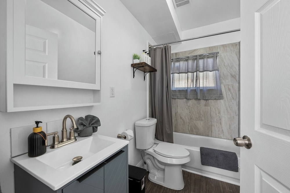 New Downtown Lux 3BR Free Parking, AC & Wi-fi