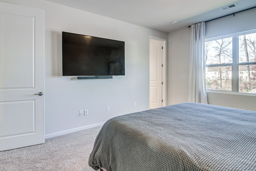 7 Mi to Uptown: Townhouse w/ Patio in Charlotte!