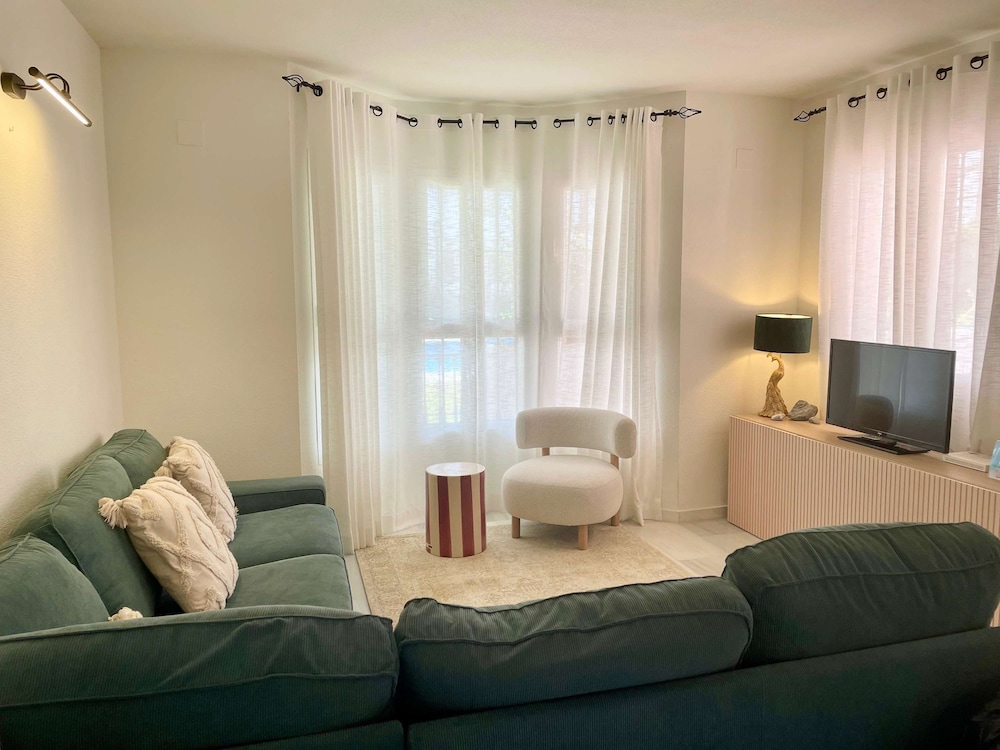 Poolside Holiday Dream 3 Bedroom F-3