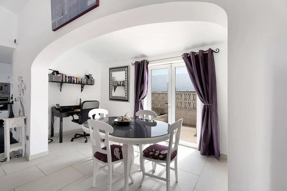 3 Bed Villa - Sleeps 6 - Pool - Hottub- Parking