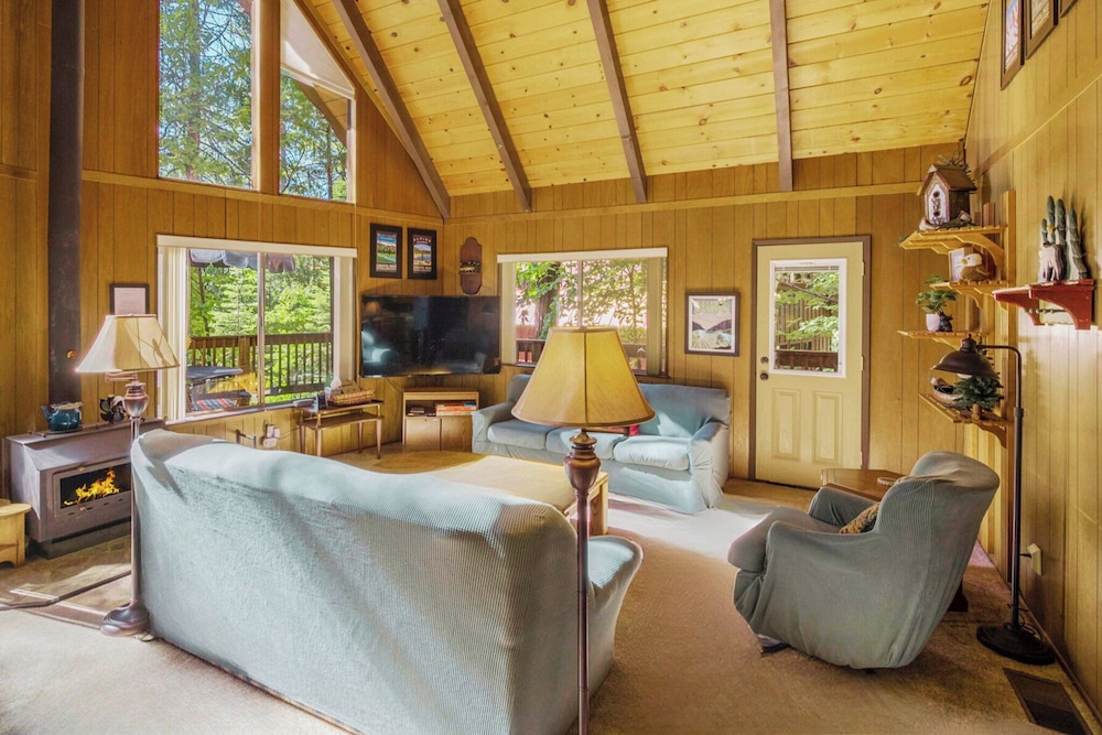 Walk to Fly-in Lake: Blue Lake Springs Cabin!