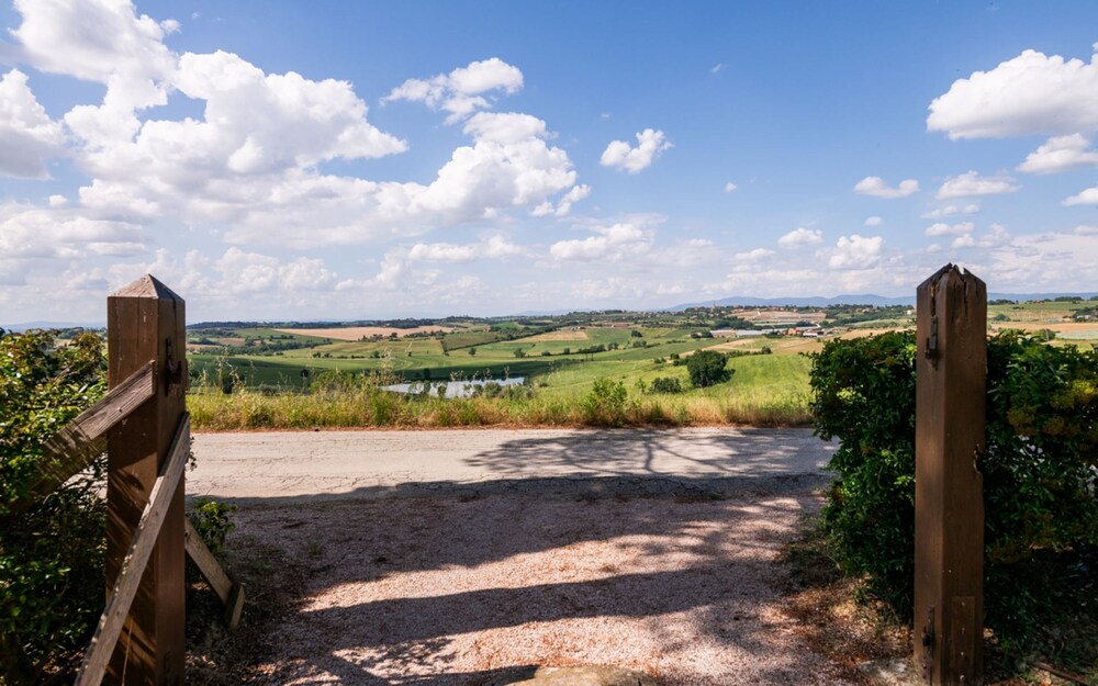 Farmhouse With Exclusive View Between Umbria and Tuscany La Godiola-albizia