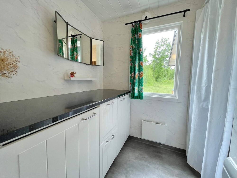 Cozy Seaside Getaway in Grankullavik