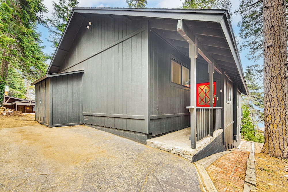 2 Mi to Lake Arrowhead: Treetop Retreat w/ Deck