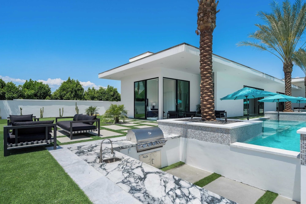 Sleeps 26 Pool, Hot Tub, Pickleball & Putting Green Bravo Villa #12 by Avantstay