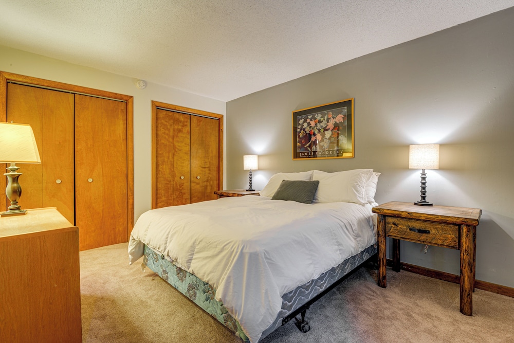 < 1 Mi to Mt Snow: Charming Condo w/ Fireplace