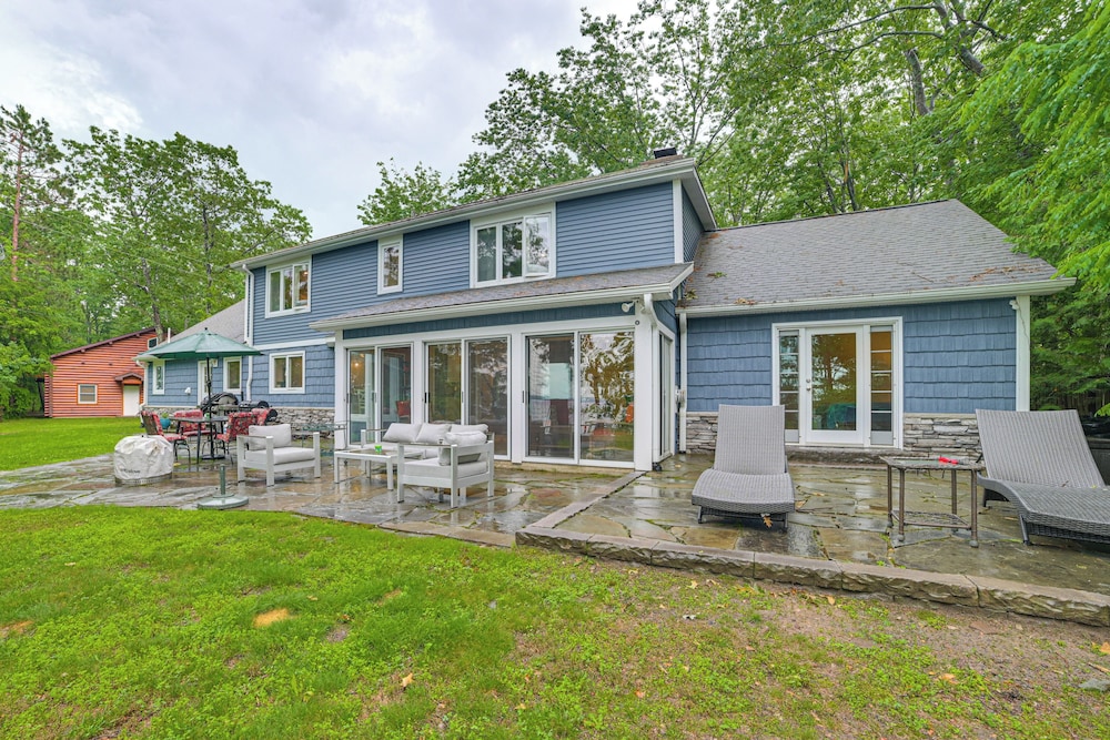 Sunroom, Dining Pavilion & More: Gem on Burt Lake!