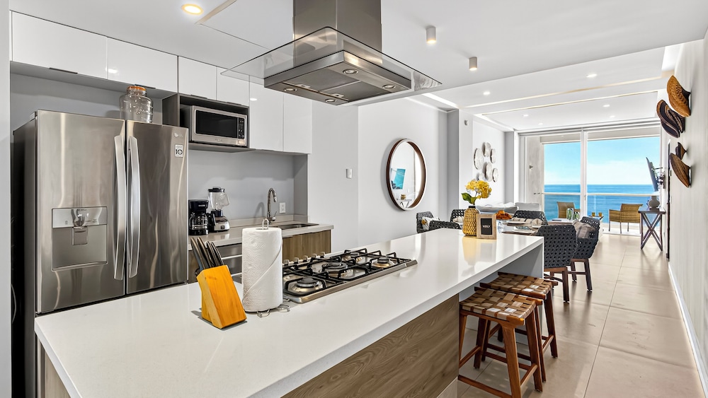 Beachfront 2BR - Pools & Balcony Views