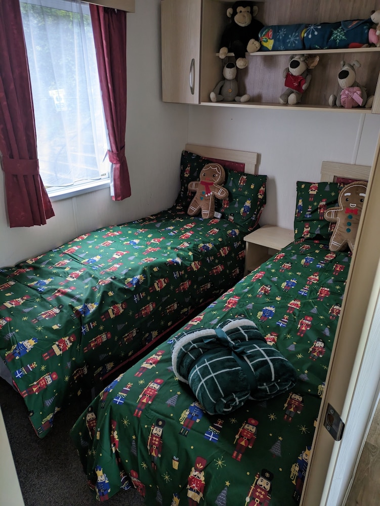 Homely 2 bed Caravan in Portland Dorset view 2