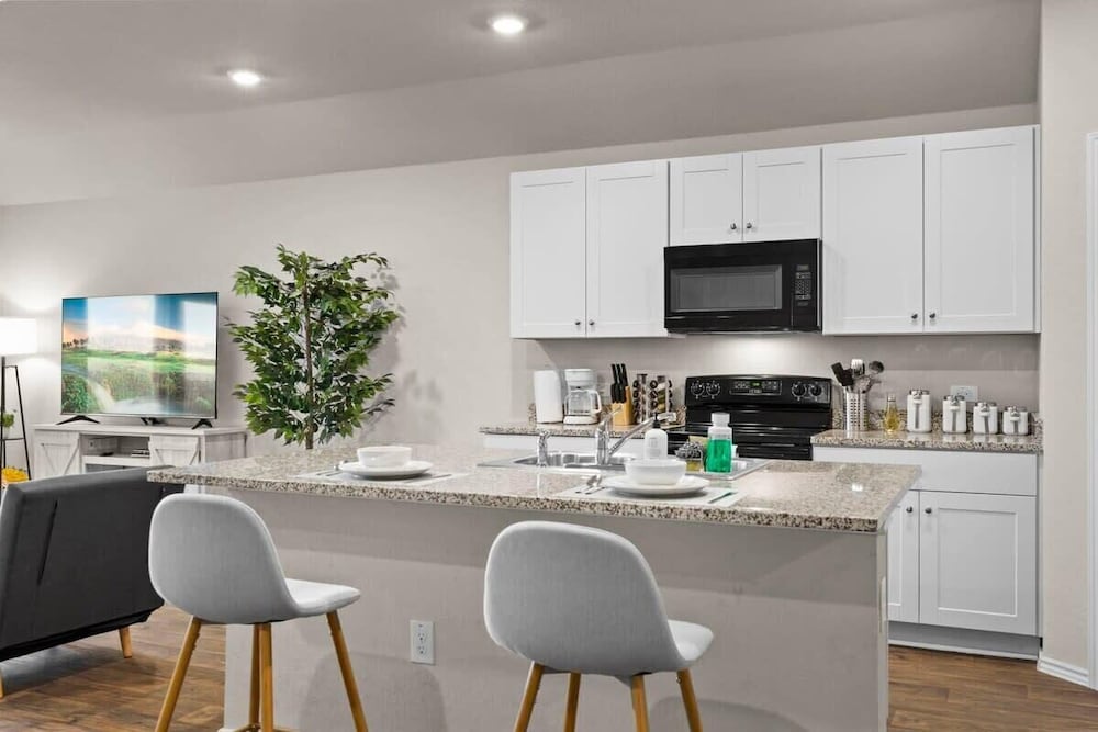 @ Marbella Lane - Amazing 4BR Lakeview Home