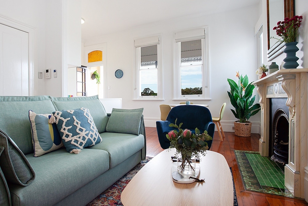 Spacious Studio With Balcony in Inner-city Glebe