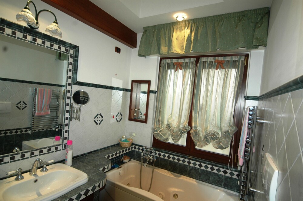 Roma Chic House - Delightful Luxury Apartment 3 People, With Jacuzzi