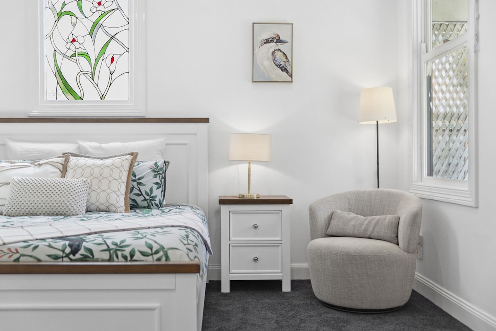 Ye Olde St Leonards Hotel Pet Friendly Sleeps 9