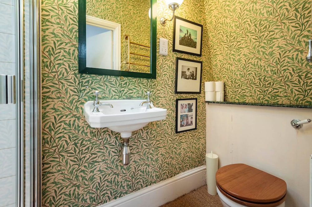 The Kensington Gatehouse - by Out of Office Lifestyle