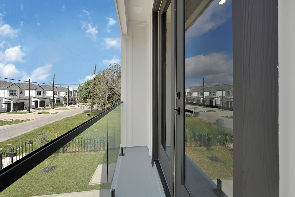 5 Mi to NRG Stadium: Modern Escape w/ Patio & Yard