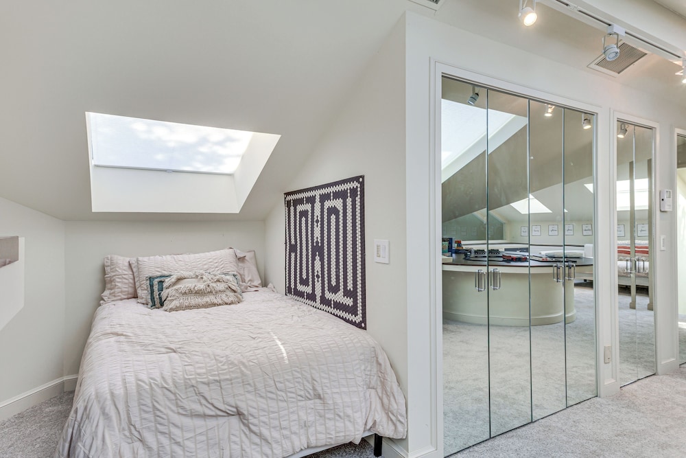 1 Mi to OU! Group Getaway w/ Game Room, Pool