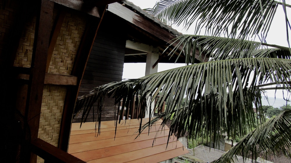 Dikaloha Medewi Surfcamp