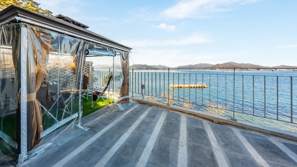Geoje Daol Pool Villa Pension